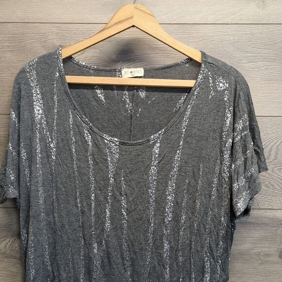 Free Kisses Plus Size Short Sleeve Blouse Ruched Sides Woman's 2X - Picture 2 of 10